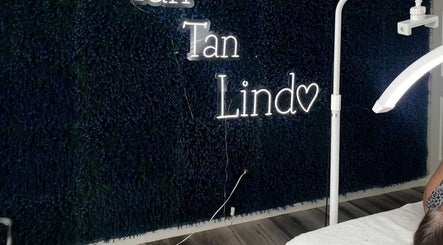 Stylish neon sign 'Tan Lindo' at Camila Toro - Brow Artist, Mérida, Yucatán, MX beauty studio.