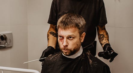 Mężczyzna podczas strzyżenia w salonie Monkey, Warszawa, Województwo Mazowieckie, PL.