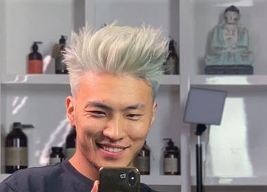 Uśmiechnięty klient z modną fryzurą w salonie Monkey, Warszawa, Województwo Mazowieckie, PL.