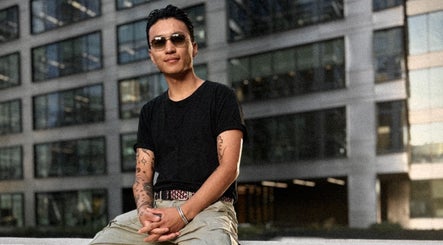 Osoba siedząca przed budynkiem Monkey w Warszawa, Województwo Mazowieckie, PL, emanująca spokojem.