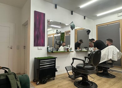 Stylowy salon fryzjerski Monkey w Warszawie, Województwo Mazowieckie, PL. Elegancki wystrój i profesjonalna obsługa.