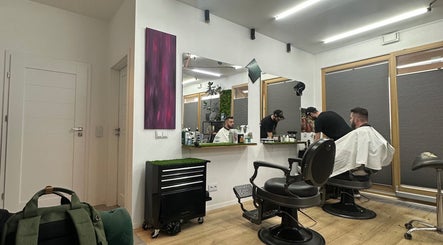 Stylowy salon fryzjerski Monkey w Warszawie, Województwo Mazowieckie, PL. Elegancki wystrój i profesjonalna obsługa.