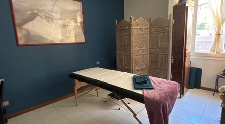 Stanza massaggi elegante con lettino a Nekoshiatsu, Como, Lombardia, IT.