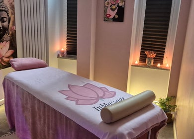 Relaksujący gabinet InMassage w Szczecinie z nastrojowymi świecami, obrazem Buddy i estetycznym wystrojem.