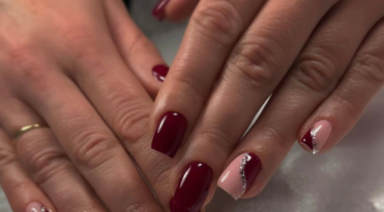 Manucure élégante à D’s Beauty, Richebourg, Île-de-france, FR. Ongles brillants avec vernis rouge.