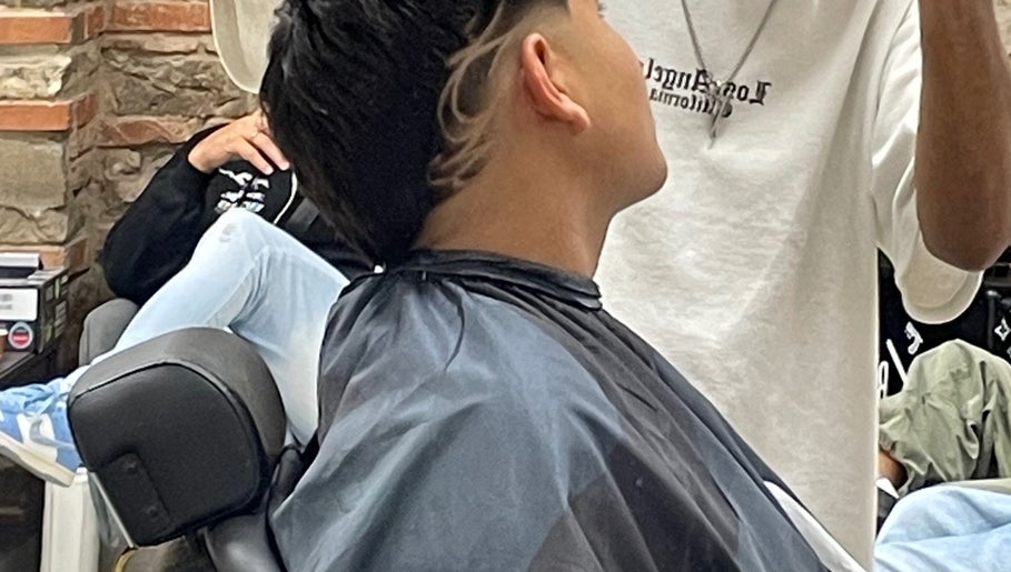 Taglio capelli moderno presso KING BARBER, Firenze, Toscana, IT.