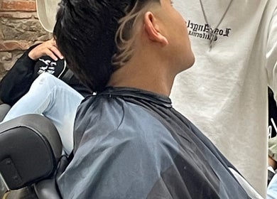 Taglio capelli moderno presso KING BARBER, Firenze, Toscana, IT.