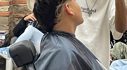 Taglio capelli moderno presso KING BARBER, Firenze, Toscana, IT.