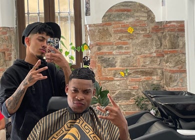 Stile moderno da KING BARBER a Firenze, Toscana, IT. Cliente e barbiere posano felici.