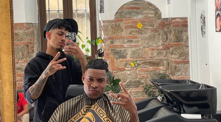 Stile moderno da KING BARBER a Firenze, Toscana, IT. Cliente e barbiere posano felici.