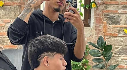 Taglio di capelli unico eseguito da KING BARBER a Firenze, Toscana, IT con decorazioni artistiche.