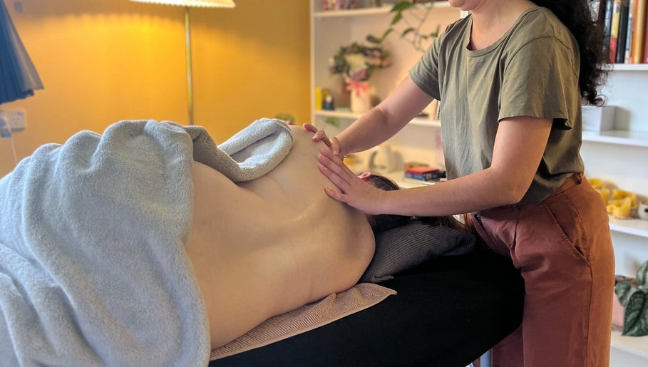 Un masaje relajante en Mumtra Doula, Gordonton, Waikato Region, NZ, mejora la salud y el bienestar.