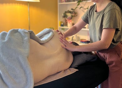 Un masaje relajante en Mumtra Doula, Gordonton, Waikato Region, NZ, mejora la salud y el bienestar.