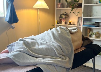 Sala de terapia en Mumtra Doula, Gordonton, Waikato Region, NZ, con ambiente acogedor para tratamientos de bienestar.