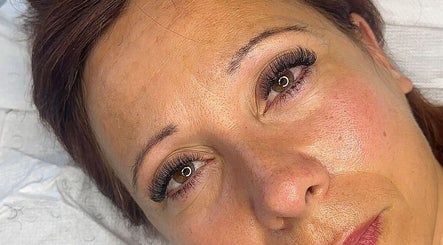 Soin visage chez Lombardi Beauty, Honnelles, Région Wallonne, BE, mettant en valeur des extensions cils.