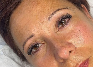 Femme recevant un soin visage à Lombardi Beauty, Honnelles, Région Wallonne, BE.