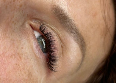 Extension de cils à Lombardi Beauty, Honnelles, Région Wallonne, BE, mettant en valeur des cils longs et volumineux.