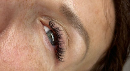 Extension de cils à Lombardi Beauty, Honnelles, Région Wallonne, BE, mettant en valeur des cils longs et volumineux.