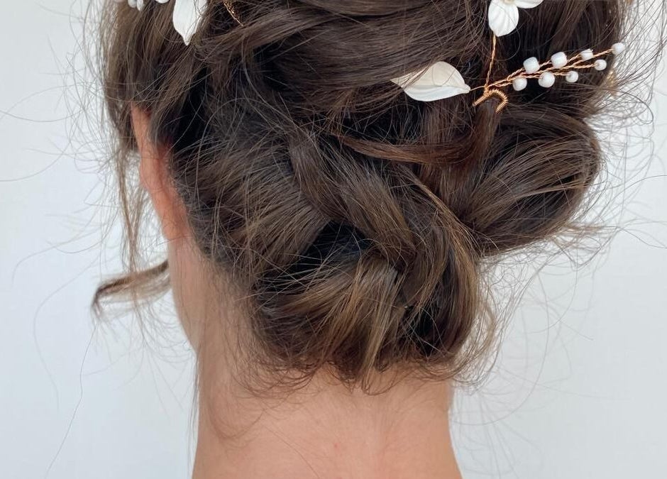 Coiffure élégante avec des fleurs chez Karima Signature.ca, Montréal, Québec, CA.