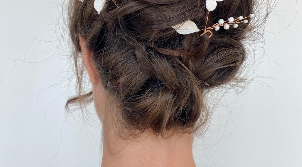 Coiffure élégante avec des fleurs chez Karima Signature.ca, Montréal, Québec, CA.