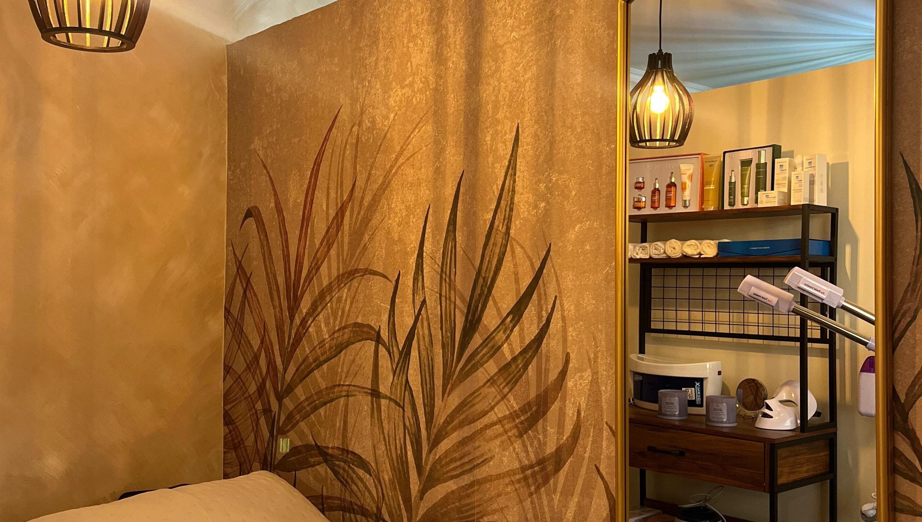 Espacio acogedor en Salon de Estetica Family, Antofagasta, CL, con decoración cálida y utensilios de belleza.