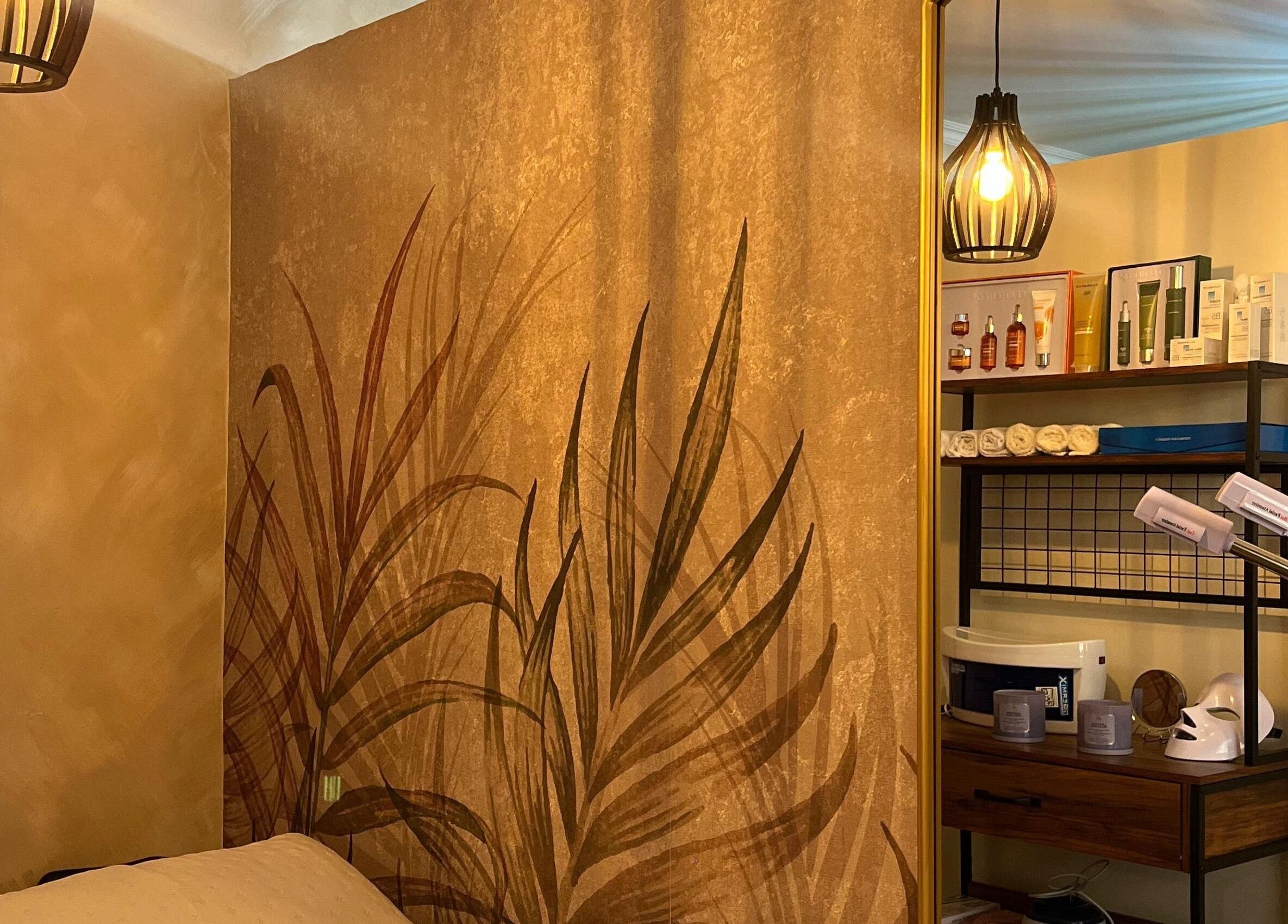 Espacio acogedor en Salon de Estetica Family, Antofagasta, CL, con decoración cálida y utensilios de belleza.