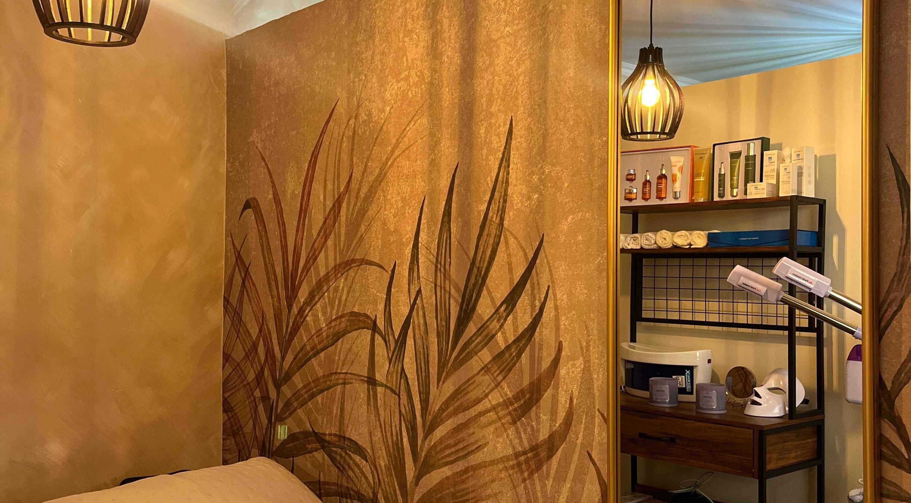 Espacio acogedor en Salon de Estetica Family, Antofagasta, CL, con decoración cálida y utensilios de belleza.