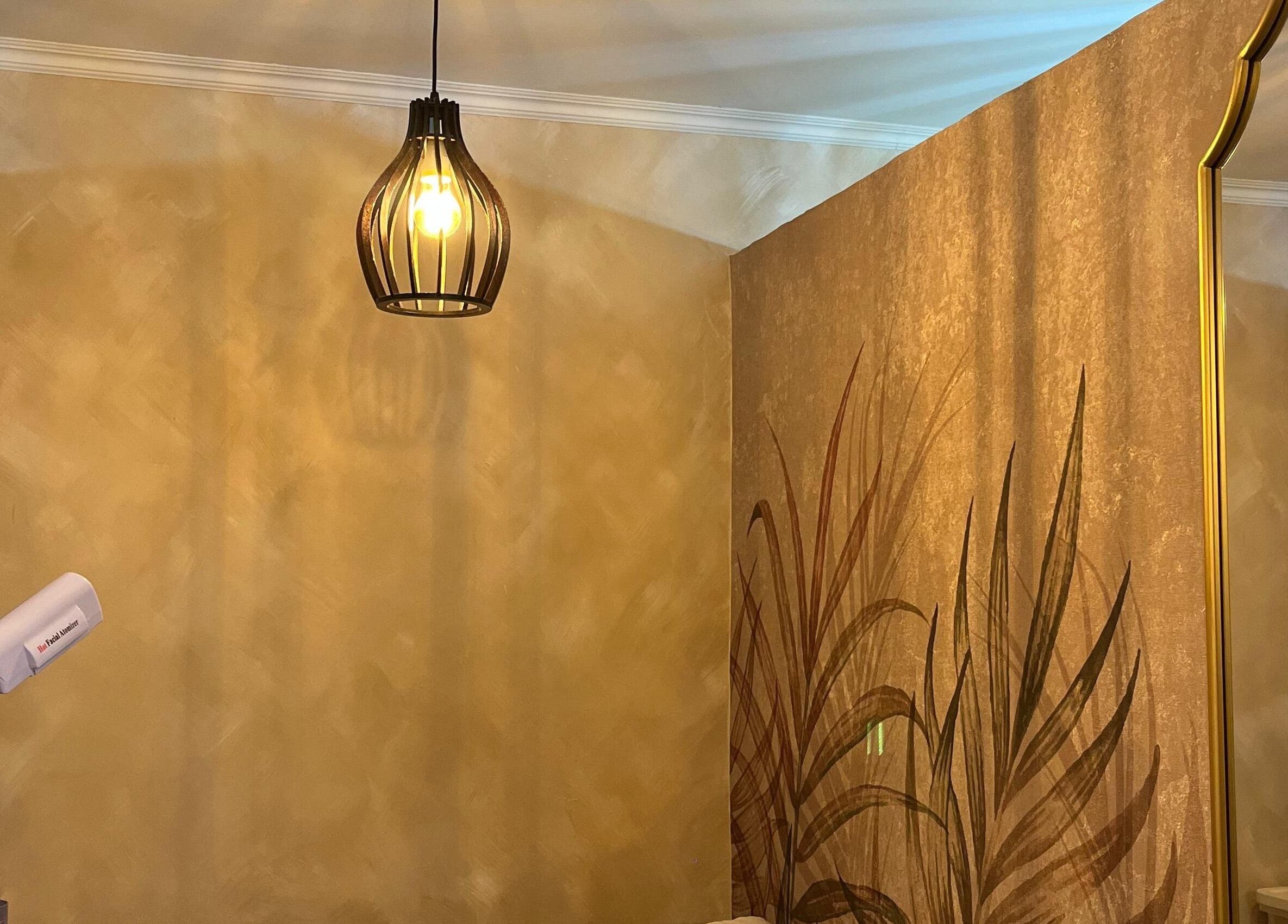 Acogedor ambiente interior del Salon de Estetica Family en Antofagasta, Antofagasta, CL con iluminación cálida.