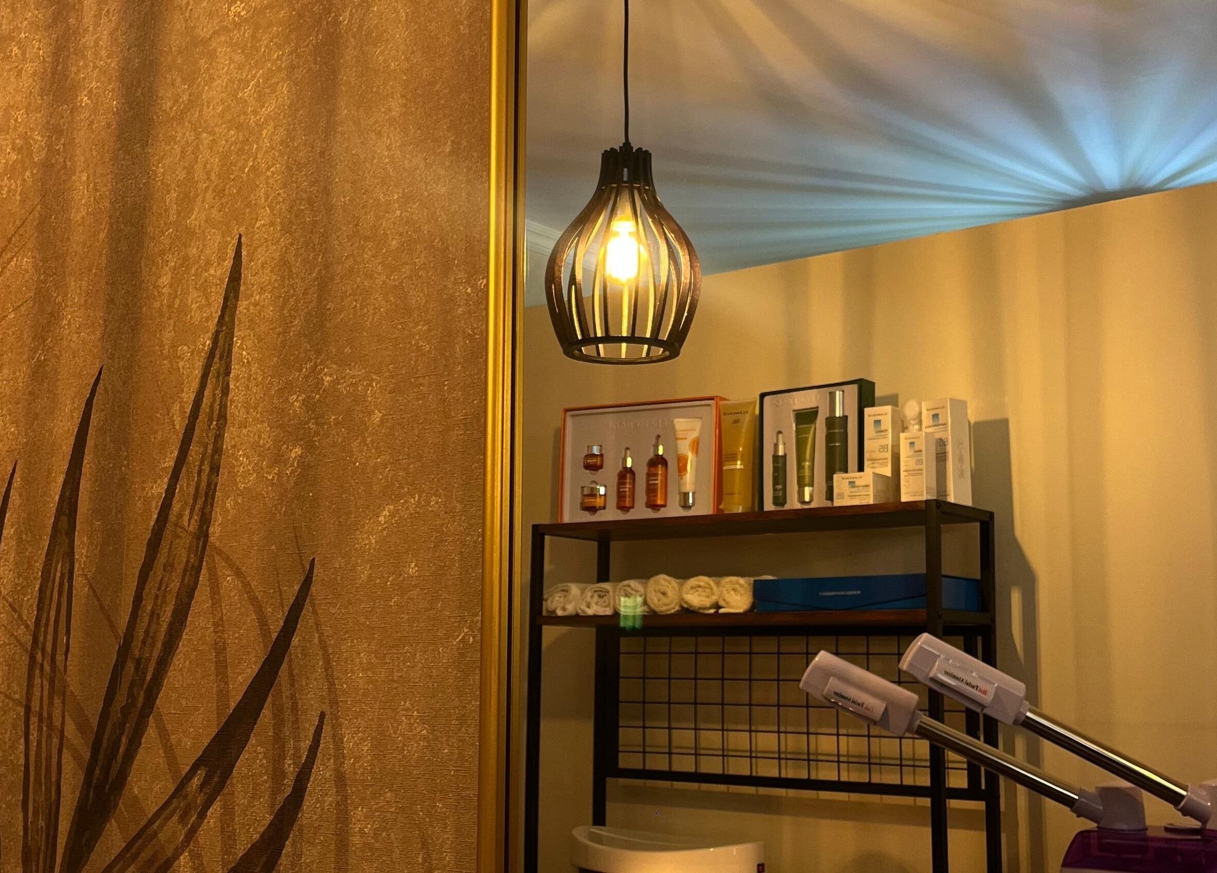 Espejo y estantería iluminados en Salon de Estetica Family, Antofagasta, Antofagasta, CL.