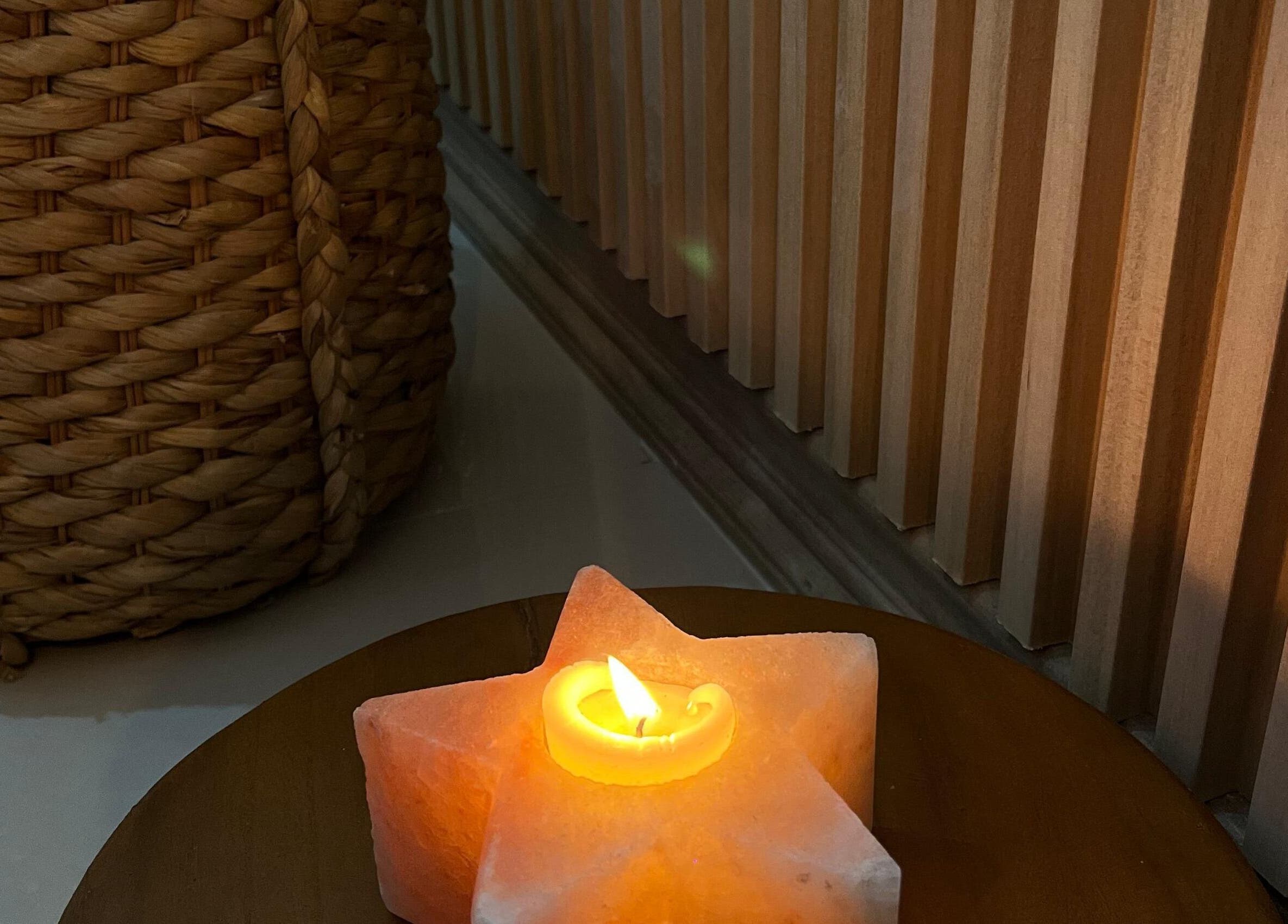 Vela de sal encendida en Salon de Estetica Family, Antofagasta, Antofagasta, CL, crea ambiente acogedor.