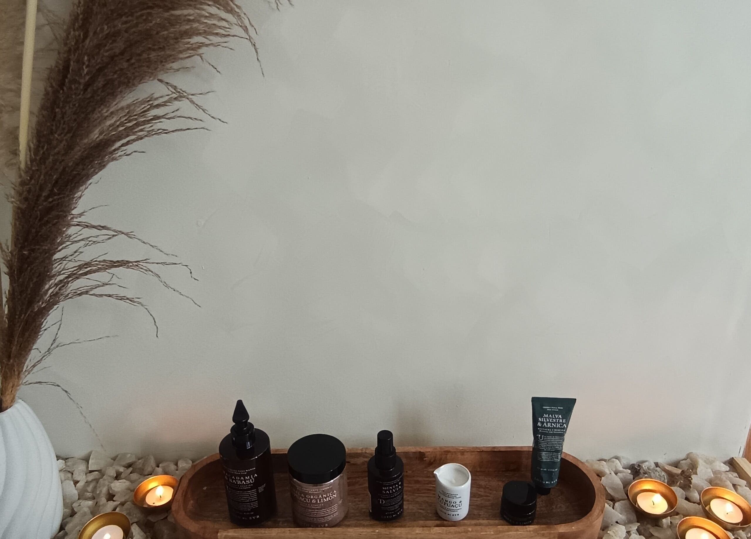 Productos de belleza y velas en un ambiente relajante en Salon de Estetica Family, Antofagasta, Antofagasta, CL.