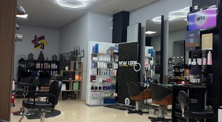 Interior de New Look Peluquerías Pedro Navarro Unisex en Muro D'alcoi, Comunidad Valenciana, ES, lleno de productos de belleza.