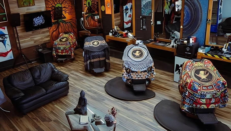 Interior vibrante de Gabriel Barbershop en Chihuahua, Chihuahua, MX, con sillas decorativas y un ambiente acogedor.