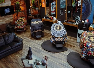 Interior vibrante de Gabriel Barbershop en Chihuahua, Chihuahua, MX, con sillas decorativas y un ambiente acogedor.