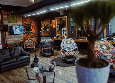 Interior artístico y acogedor de Gabriel Barbershop en Chihuahua, Chihuahua, MX. Decoración única y vibrante.