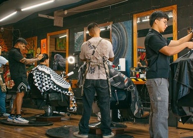 Barberos trabajando en Gabriel Barbershop, Chihuahua, Chihuahua, MX en un ambiente artístico y moderno.