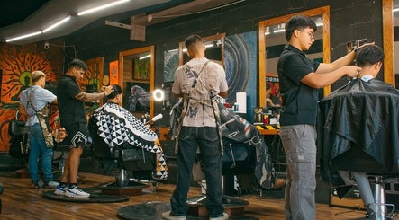 Barberos trabajando en Gabriel Barbershop, Chihuahua, Chihuahua, MX en un ambiente artístico y moderno.