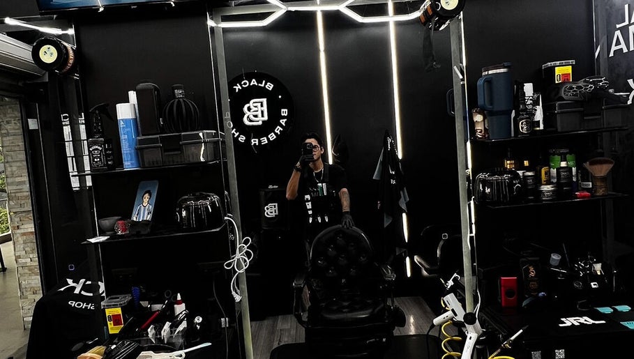 Interior moderno de barbería en Winober, Valencia, Carabobo, VE, con equipo de estilista profesional.