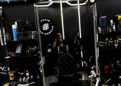 Interior moderno de barbería en Winober, Valencia, Carabobo, VE, con equipo de estilista profesional.