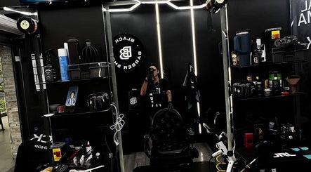 Interior moderno de barbería en Winober, Valencia, Carabobo, VE, con equipo de estilista profesional.