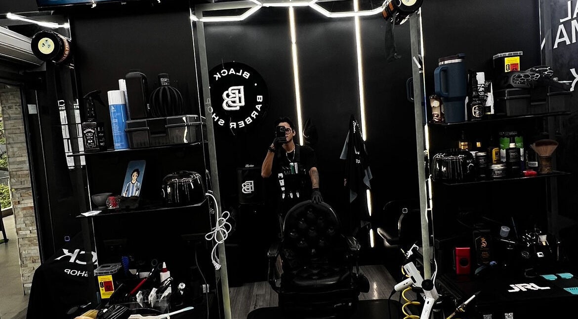 Interior moderno de barbería en Winober, Valencia, Carabobo, VE, con equipo de estilista profesional.