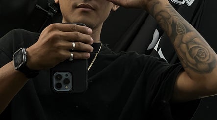 Primer plano de un brazo tatuado en Winober, Valencia, Carabobo, VE, reflejando estilo y modernidad.