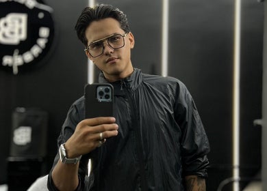 Persona en salón elegante en Winober, Valencia, Carabobo, VE, reflejada en un espejo.