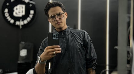 Persona en salón elegante en Winober, Valencia, Carabobo, VE, reflejada en un espejo.