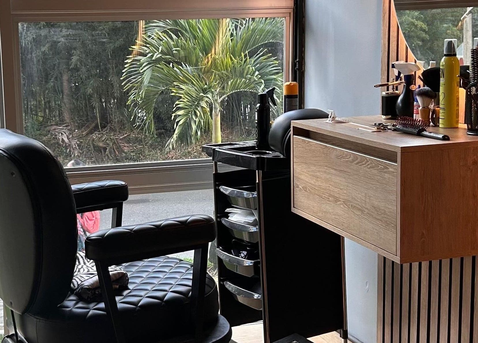 Moderna estación de barbería de URUS BARBER SHOP en Antioquia, Antioquia, CO, con vista panorámica.