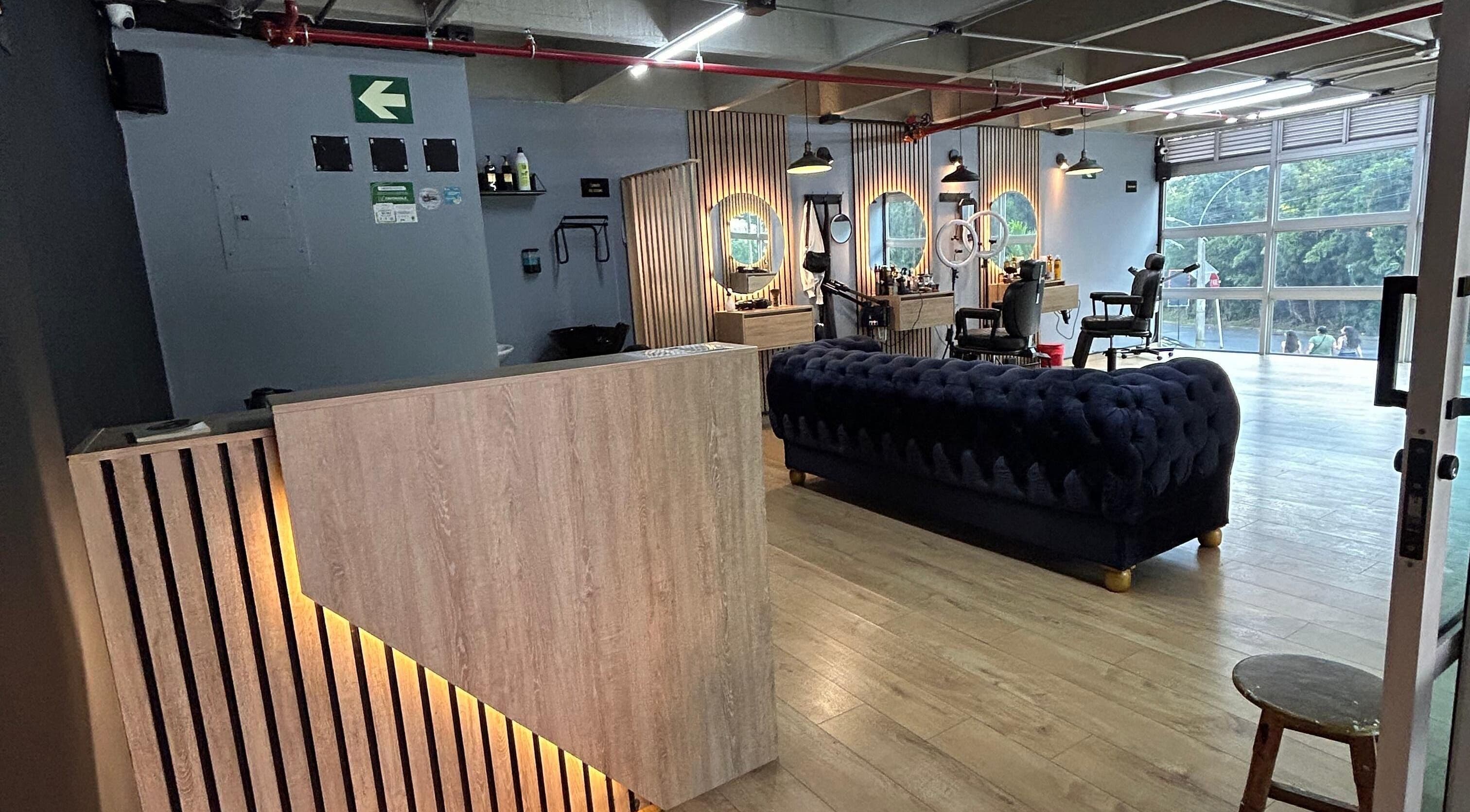 Interior moderno de URUS BARBER SHOP en Antioquia con mobiliario elegante y confortable.