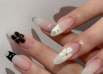 Bella Naillash美甲设计，位于曼彻斯特，英国，展现出精致的花卉图案美甲。