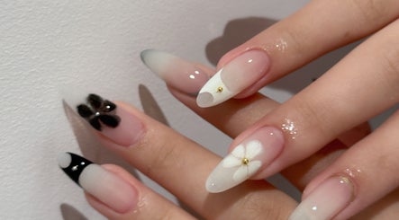 Bella Naillash美甲设计，位于曼彻斯特，英国，展现出精致的花卉图案美甲。