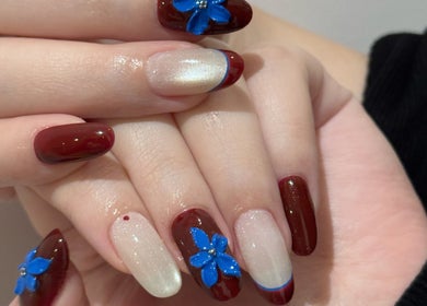 Bella Naillash的花卉美甲展示，位于Manchester, England, GB。