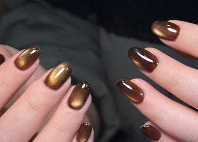 Bella Naillash提供的光亮金色指甲，位于曼彻斯特，英国。